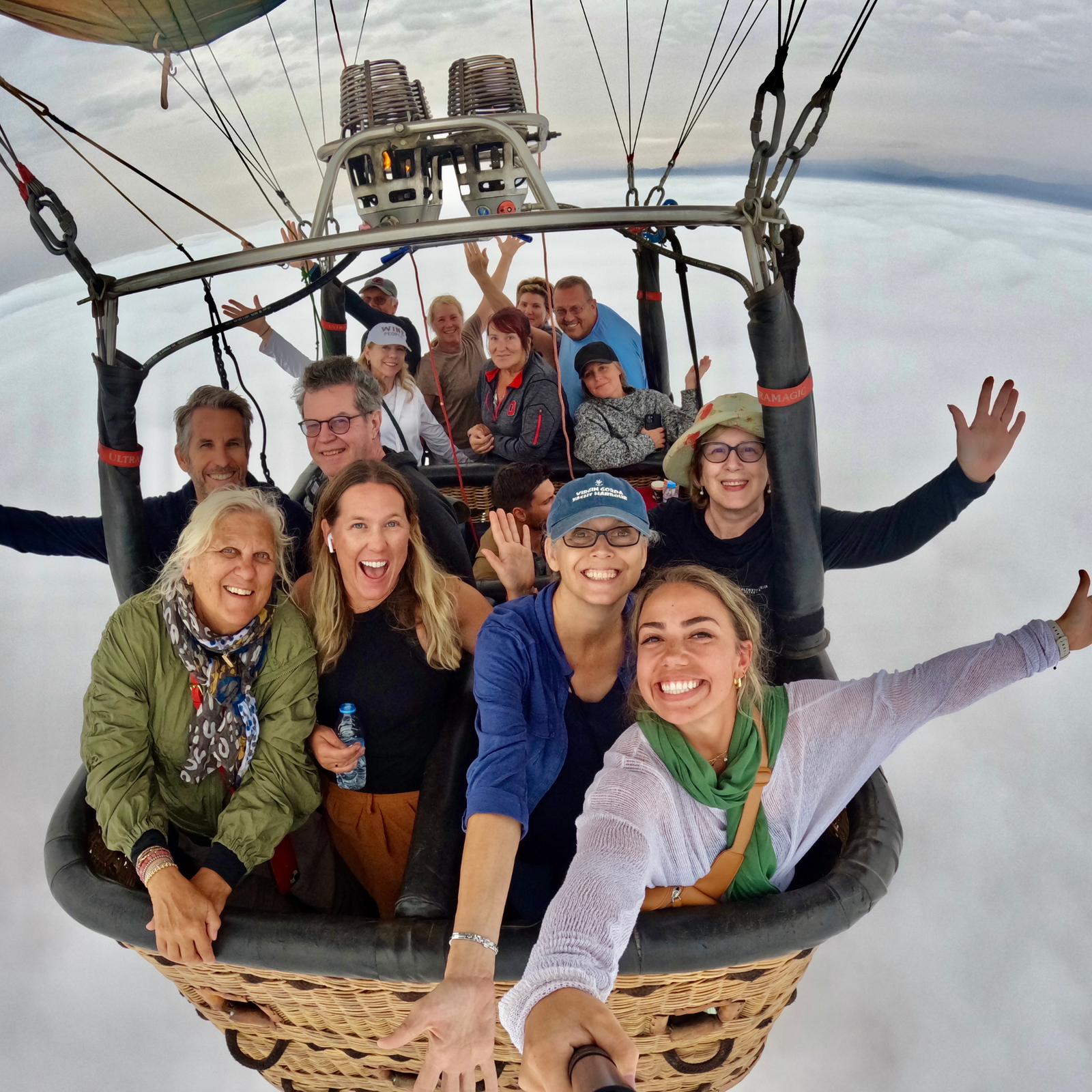 Passagers profitant d’un vol en air balloon Marrakech avec vues panoramiques de l’Atlas et du désert