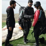 Parapent à Marrakech avec vue sur les montagnes de l’Atlas et paysages désertique